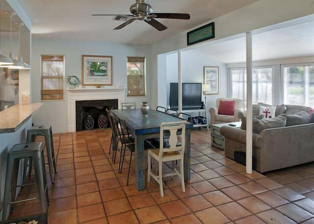 Salty Bungalow Tortuga