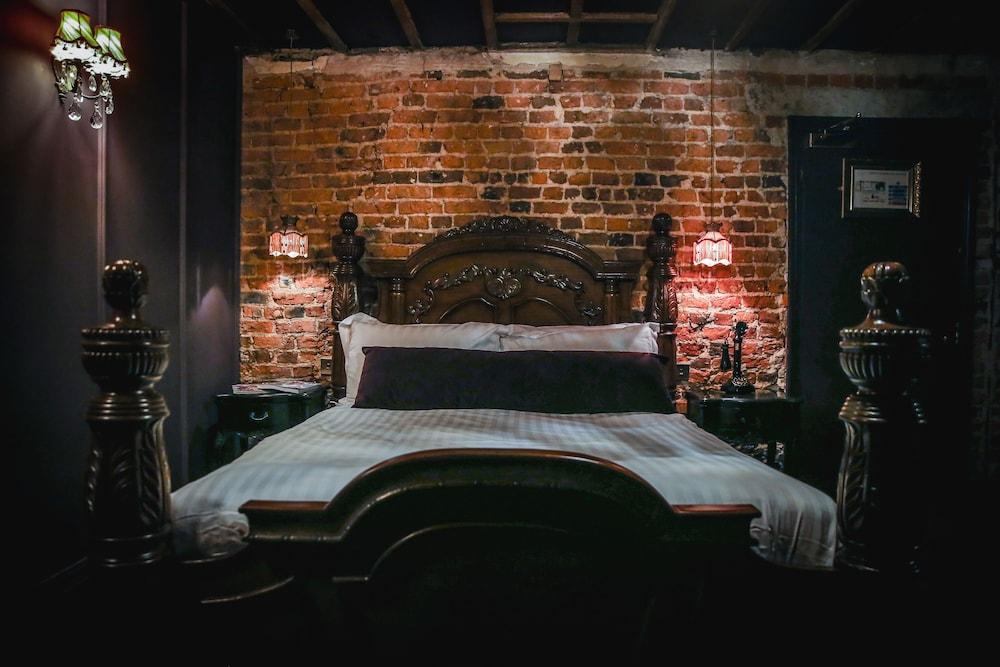 Le Petit Chateau & William de Percy