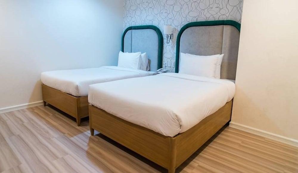 Queen Margarette Hotel - Downtown