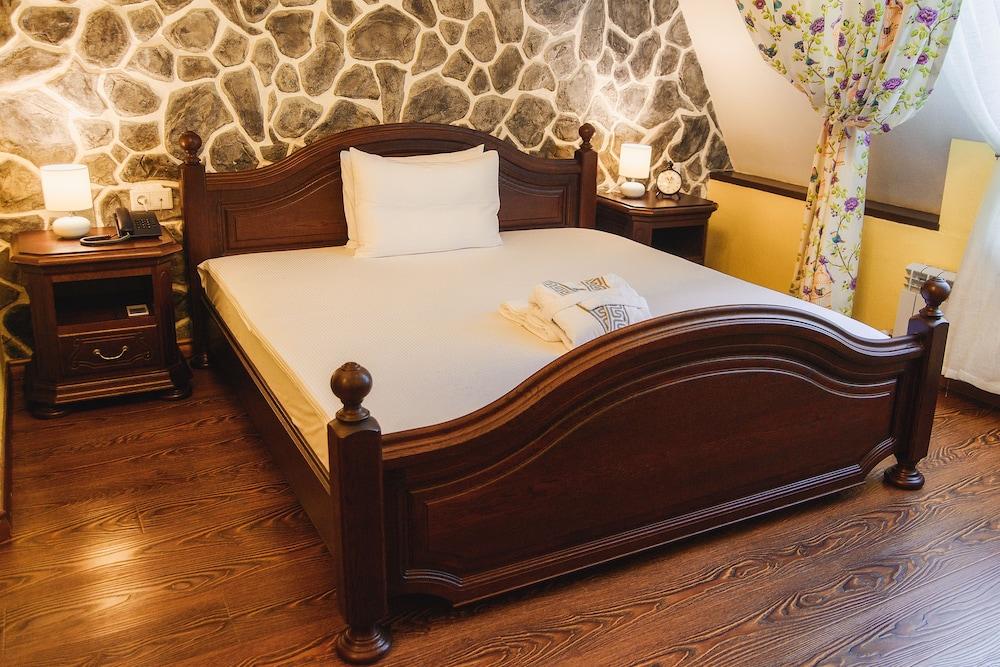 Promenade Park Hotel