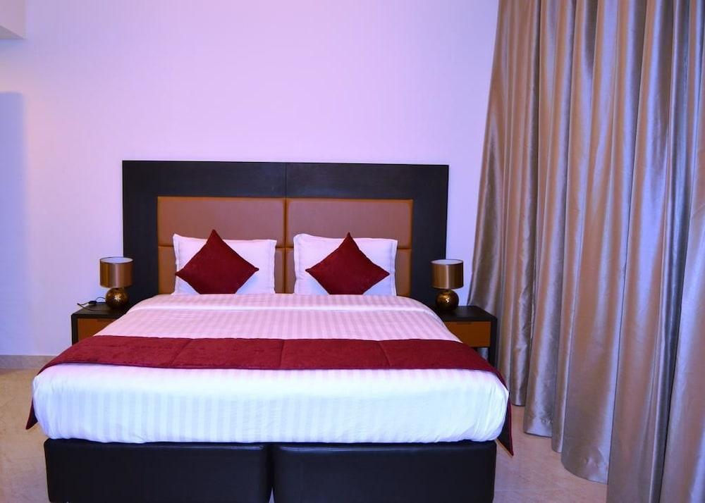 OYO 104 Q House 3 Apartments