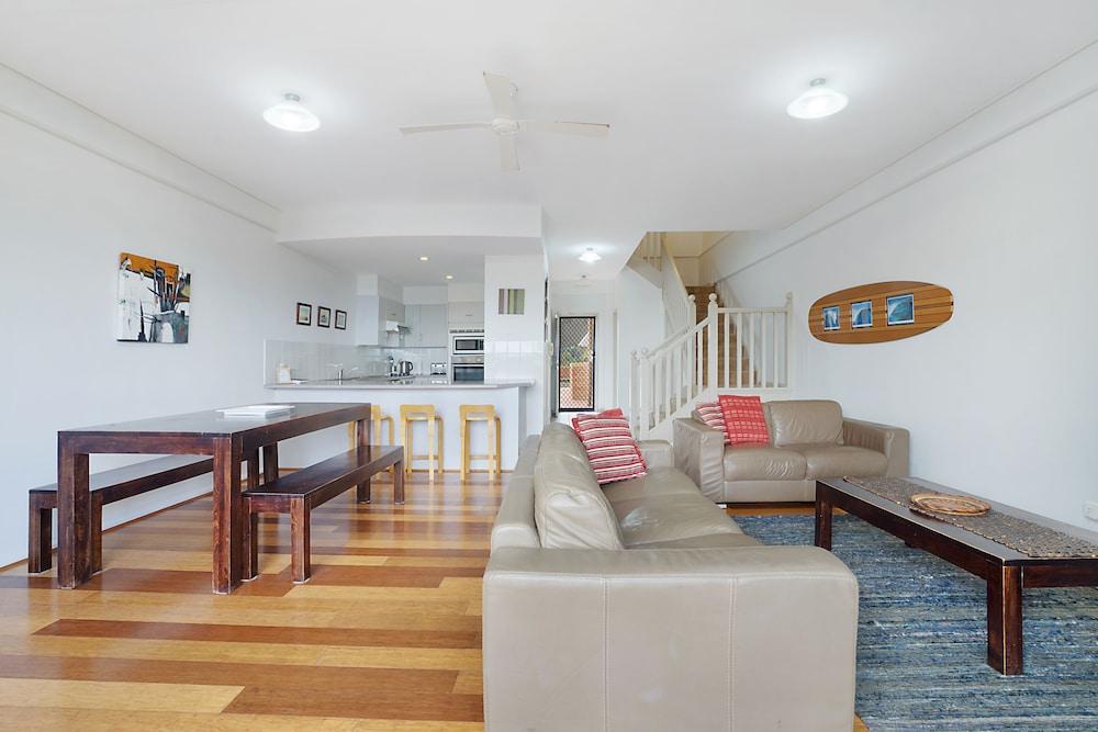 Newcastle Short Stay Apartments - Sandbar Newcastle Beach
