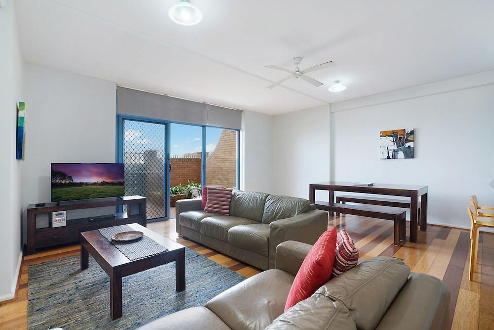 Newcastle Short Stay Apartments - Sandbar Newcastle Beach