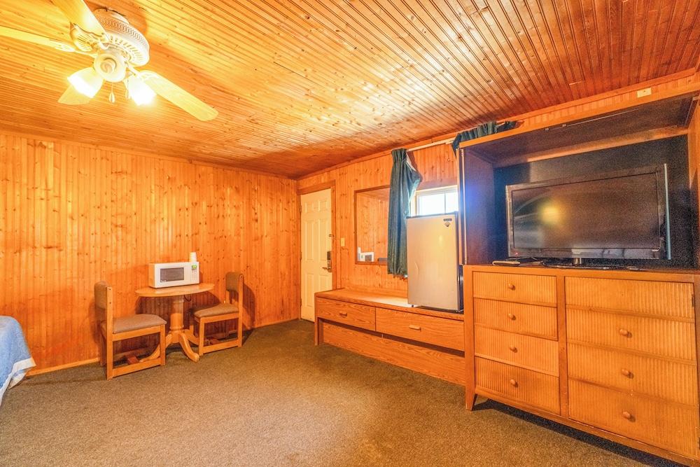 Green Acre Motel by OYO Near Rush County Airport