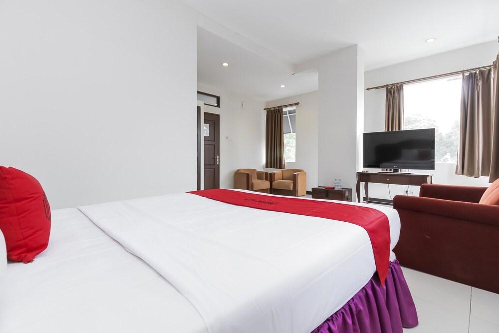 RedDoorz Near Trans Studio Mall 3