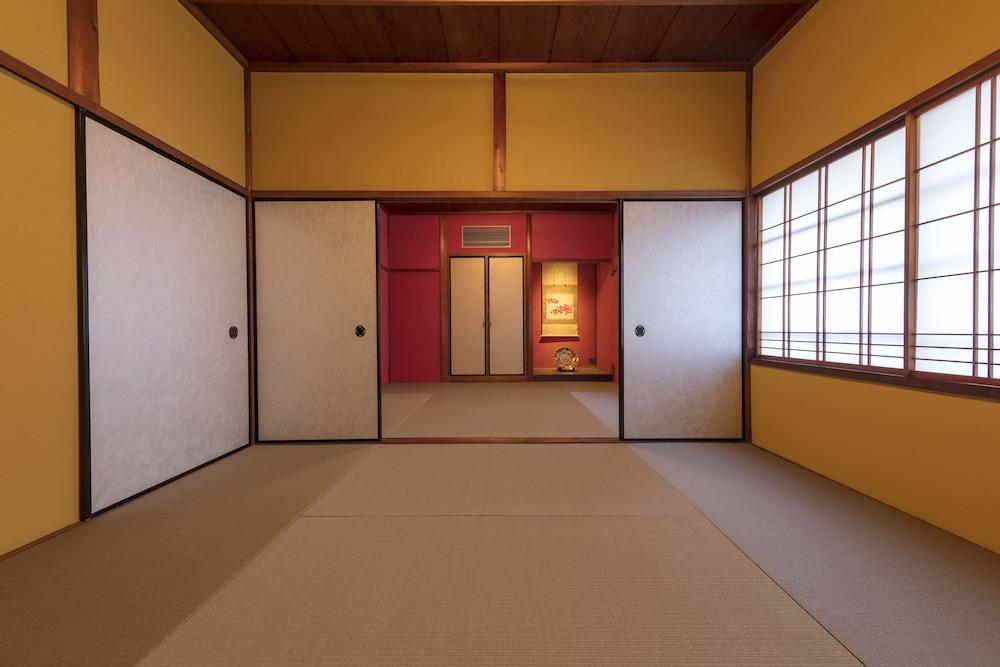 Hikoso-machi Kin no Ma