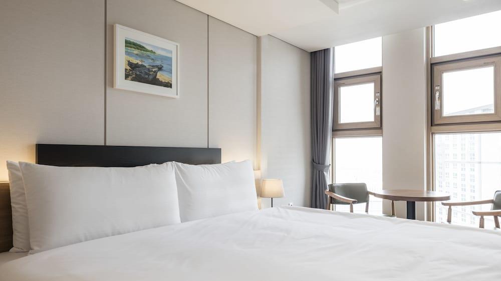 The First Stay Hotel