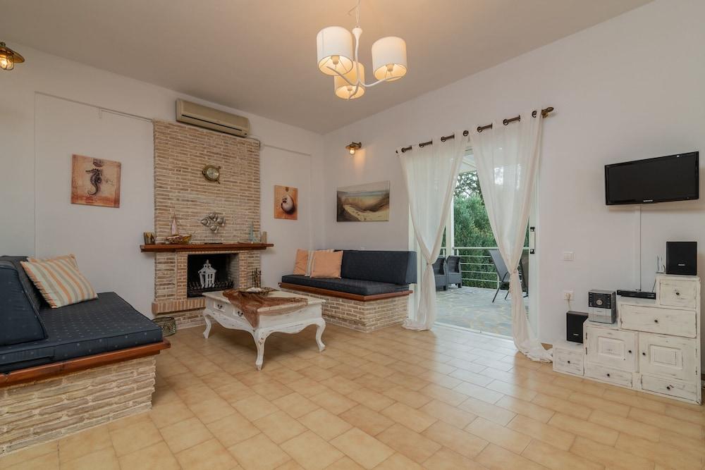 Ammoudi Harmony Villa