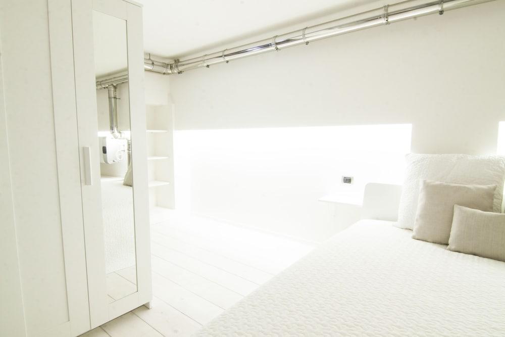 Alessia's Flat - Mac Mahon