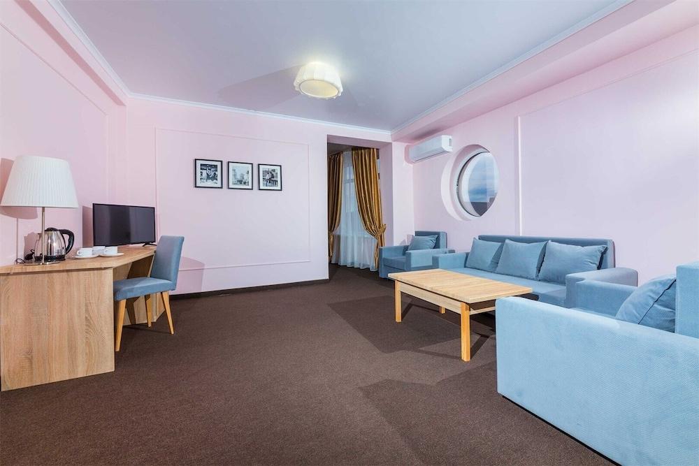 Democratia Ultra All Inclusive