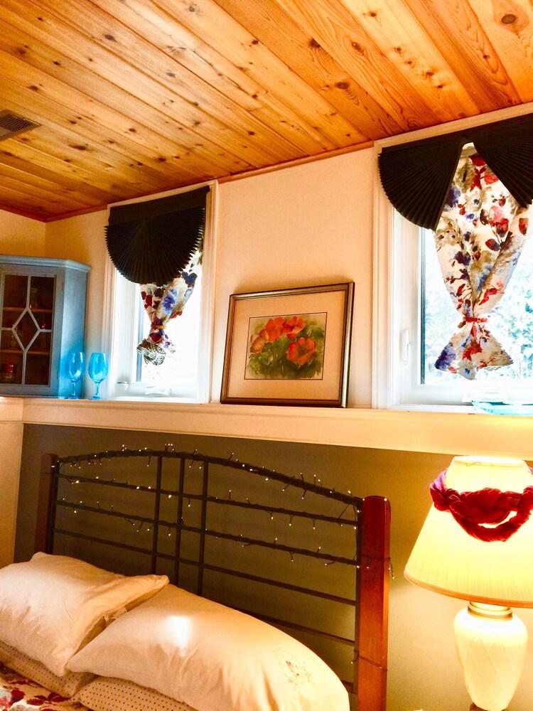 2 Moon Cottage Bed & Breakfast