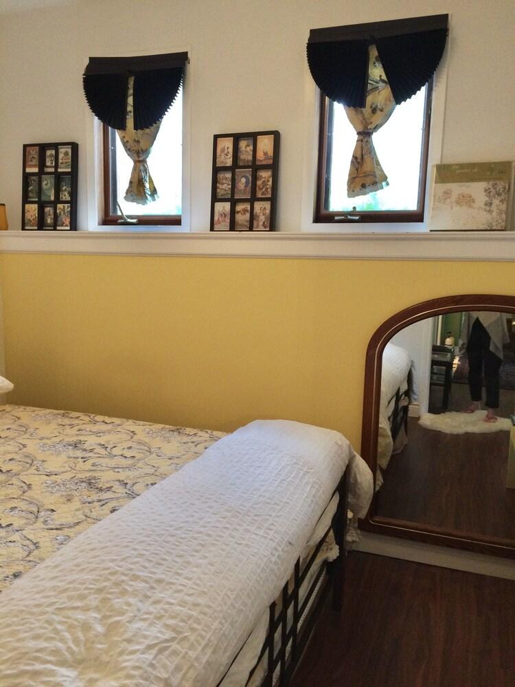 2 Moon Cottage Bed & Breakfast