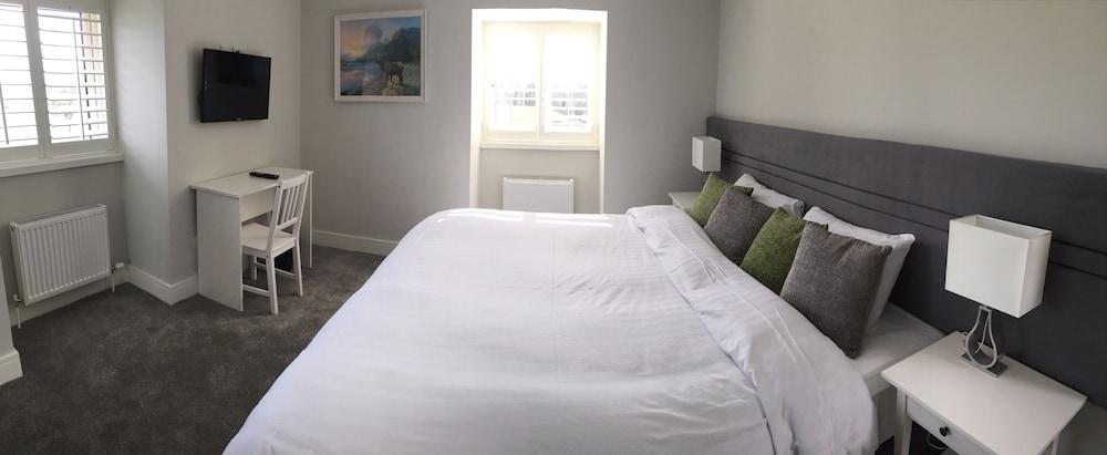 The Red Cottage & Stables