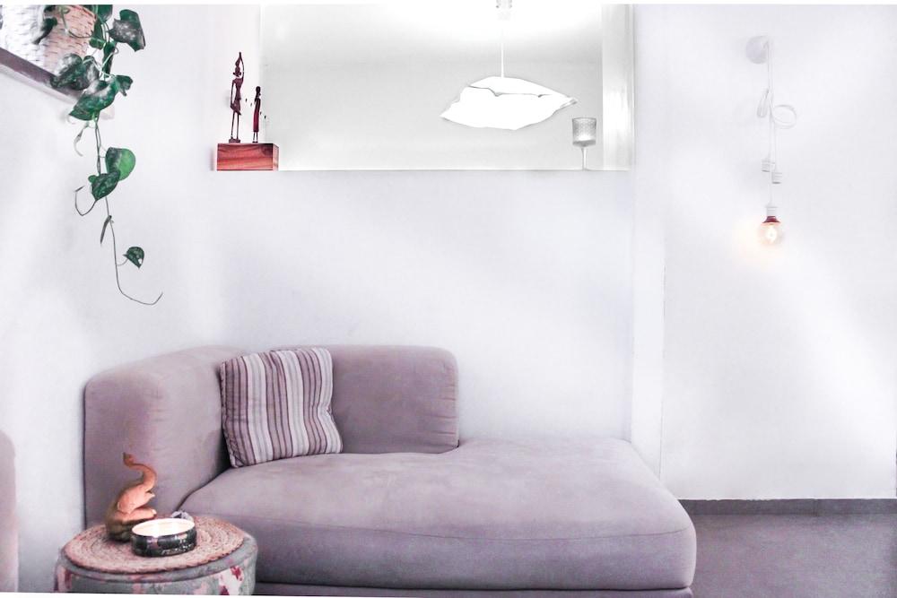 Chic Central TLV 1BR Near the Beach