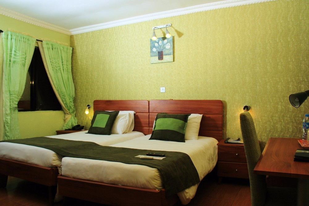 De-vine Plus Hotel and Suites