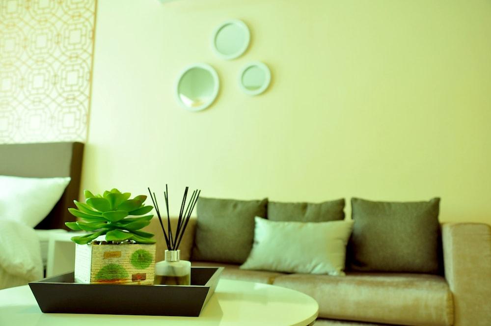 CSuites at Two Central Residences