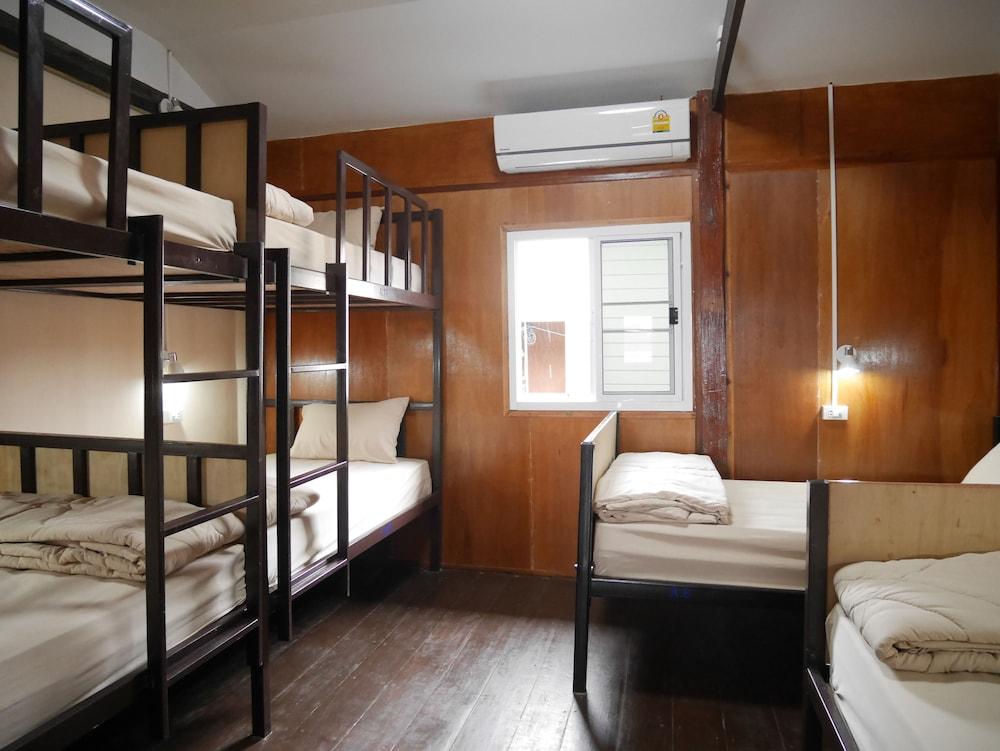 At Pier Hostel Lanta