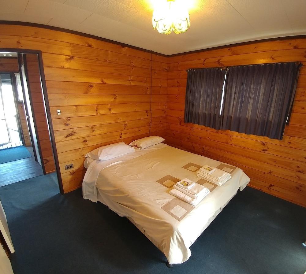 Pineacres Motel and Park