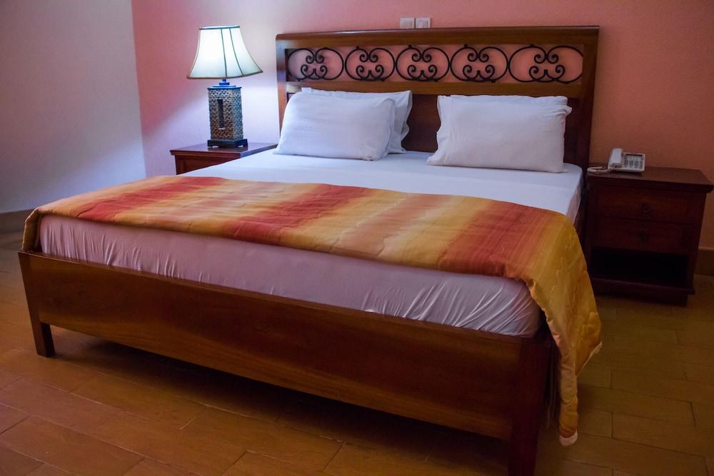 Dees Hotels, Apartments and Suites