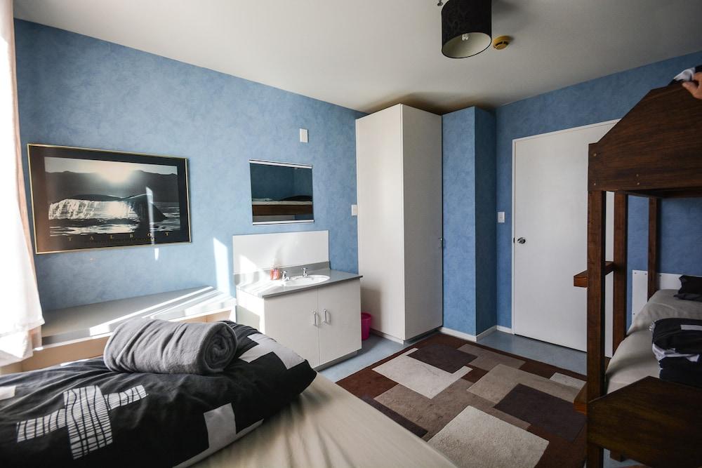 Piwaka Lodge and Backpackers