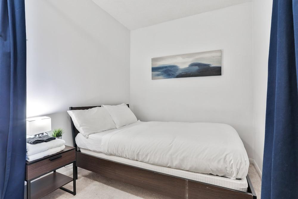 Vibrant Urban Condo 2Bed 2Bath