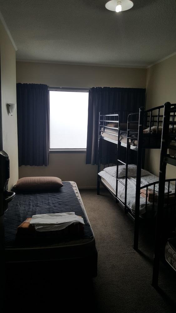 Kiwi Airport Backpackers