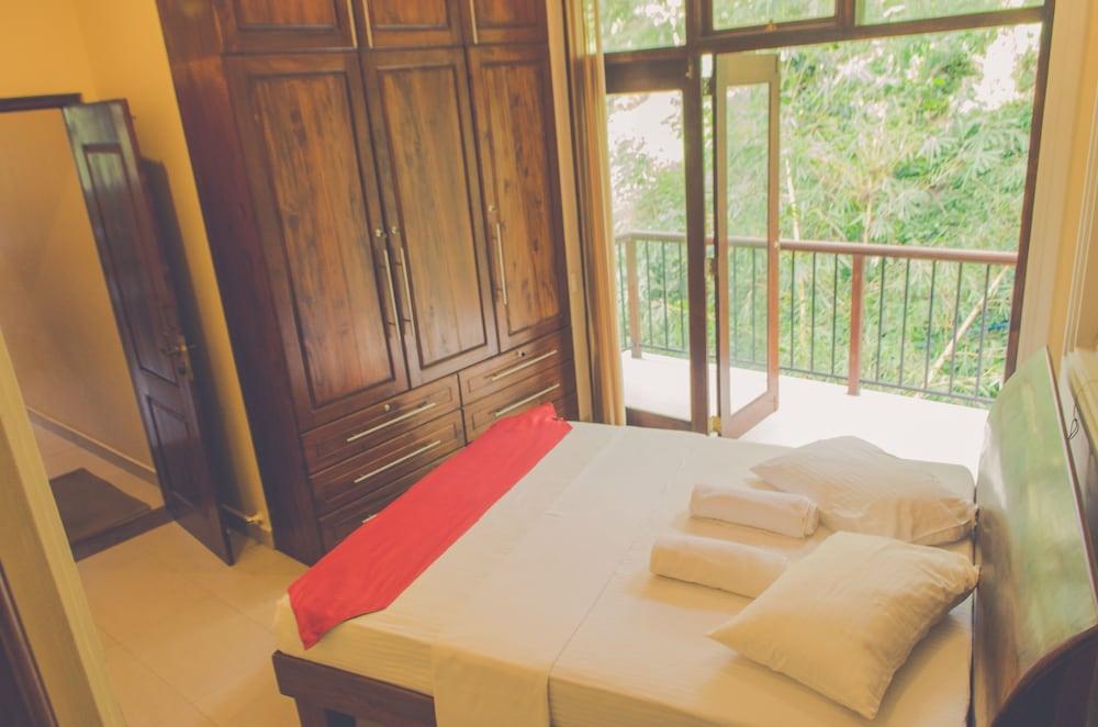 Lake Reach Residence