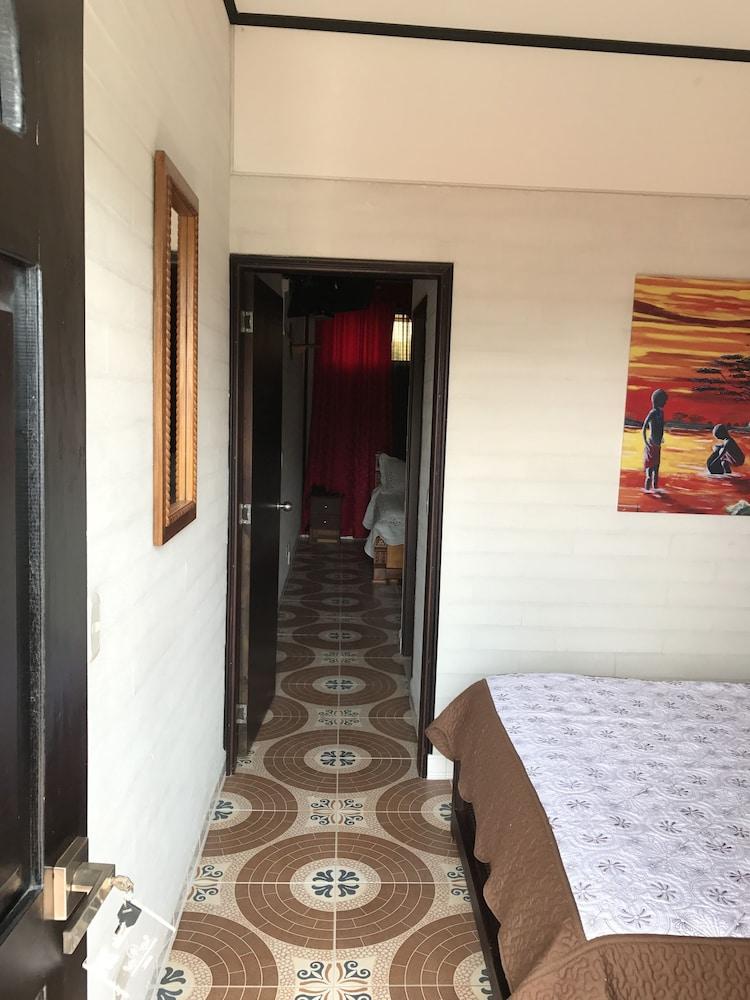 Hollywood Paradise Hotel