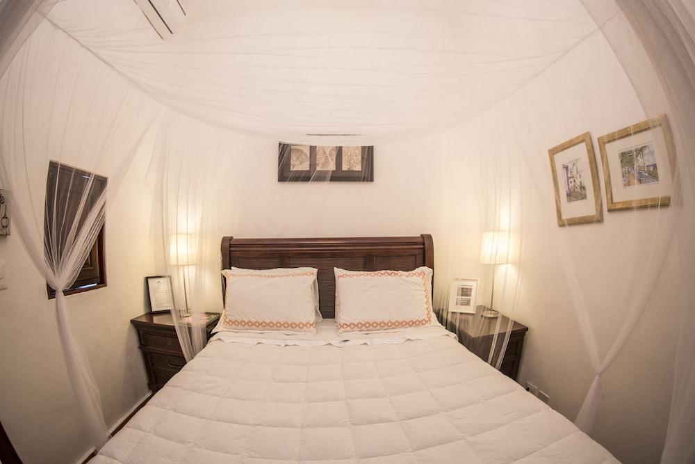 Colonial 154 H Boutique