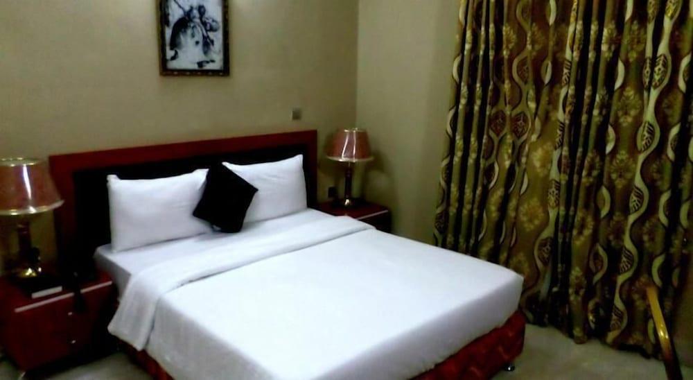 B's Hive Hotel & Suites