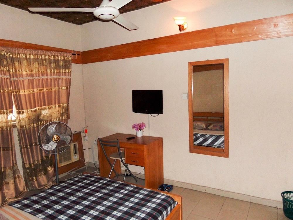 Deke Hotel and Suites