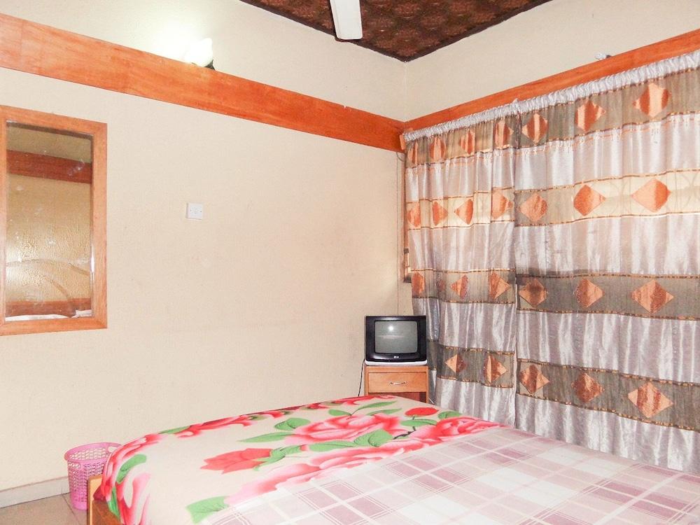 Deke Hotel and Suites