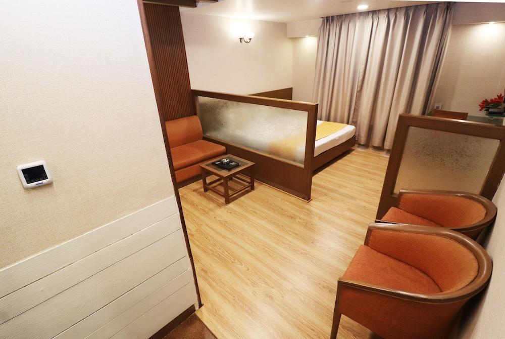 Hotel Rajhans Regent