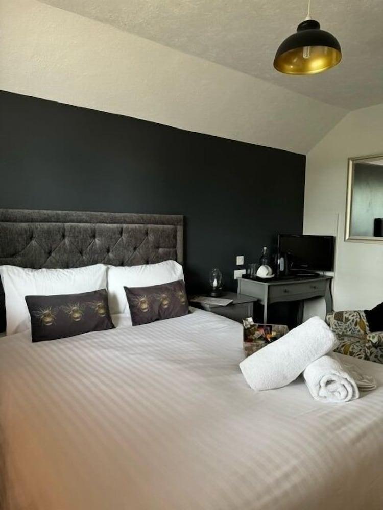 The Horseshoe and Castle