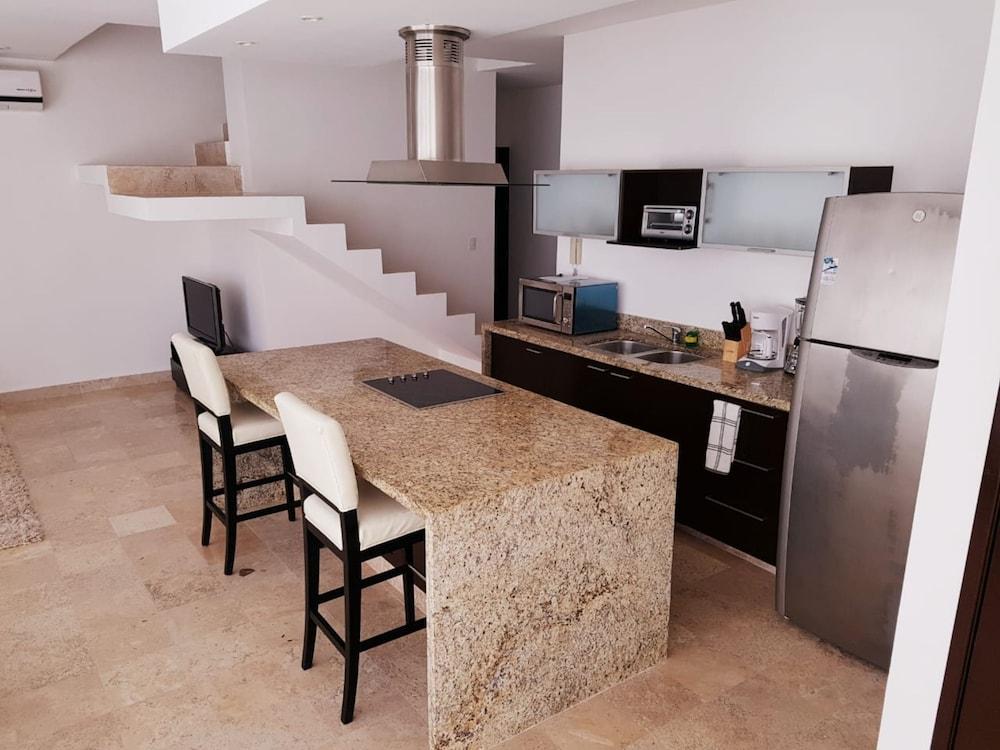 Radiant 2BR PH in private location by Happy Address