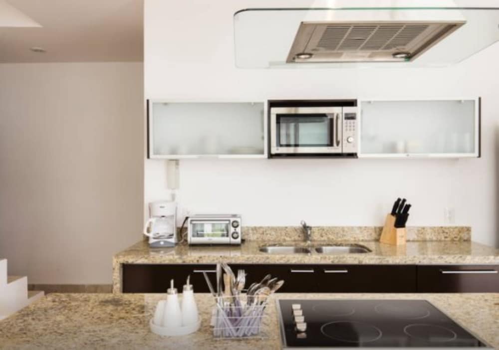 Radiant 2BR PH in private location by Happy Address