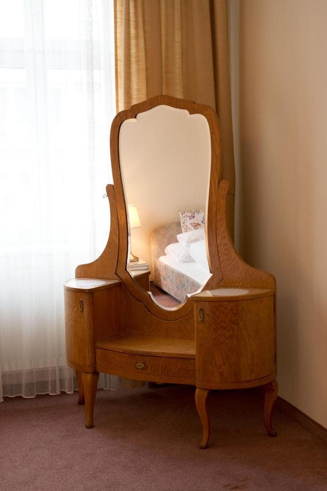 Fink Low Budget Rooms