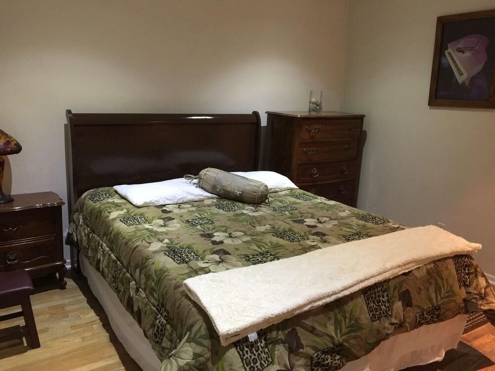 Lovely 2 Bedroom Home with Pool