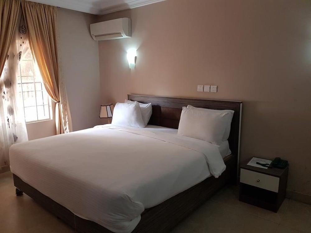 Emzrel Hotel & Suites