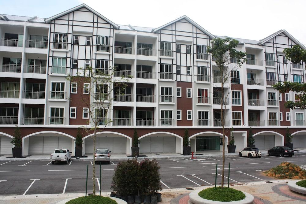 Holiday Heritage Hill