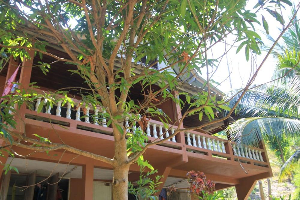 Chomjan Beach Resort