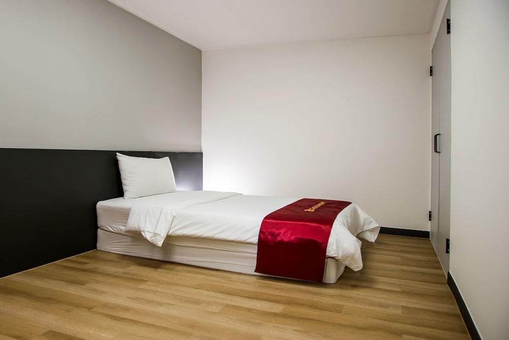 Whinstone Hotel and Resort