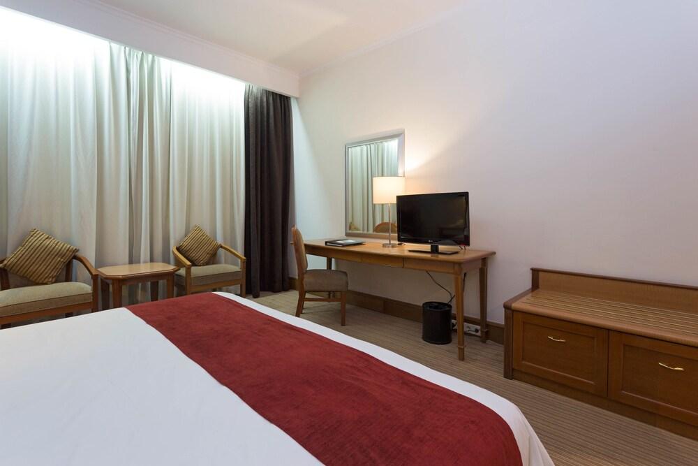 RedDoorz Plus @ S Parman