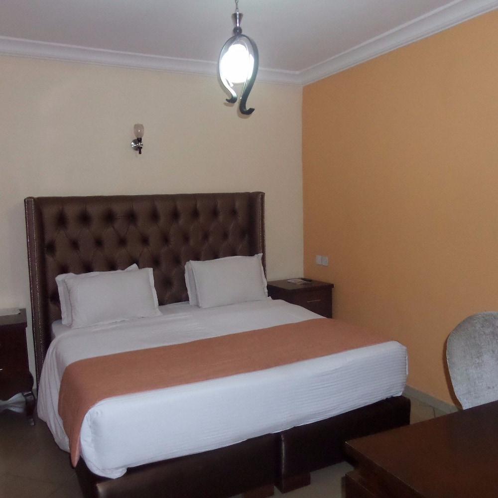 Sugarland Hotel & Suites