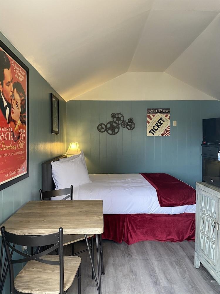 Lamplighter Cabins & Suites