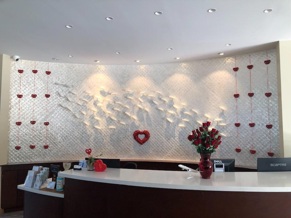 Surfrider Resort Hotel