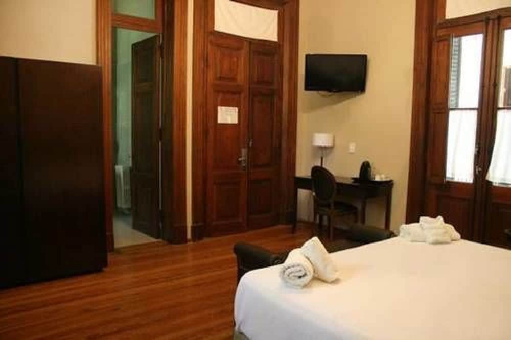 Howard Johnson by Wyndham Escobar Hotel