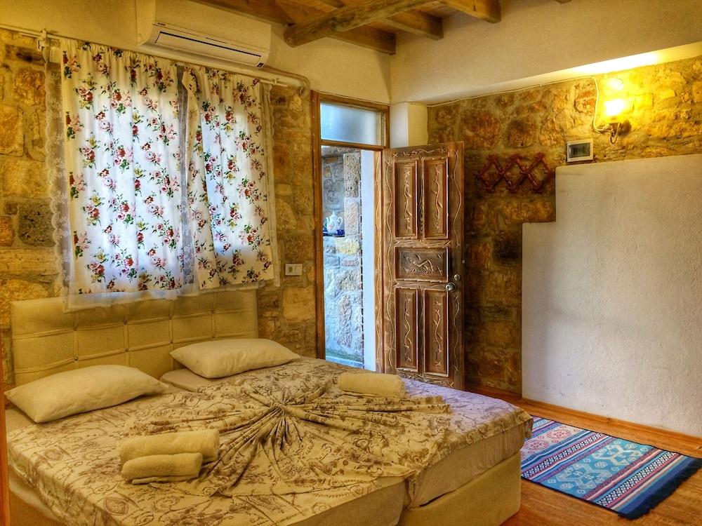 Parmis Boutique House