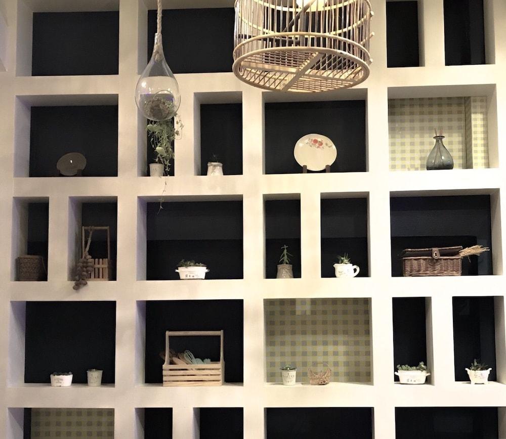 Kinnon Deluxe Hostel Coworking Cafe