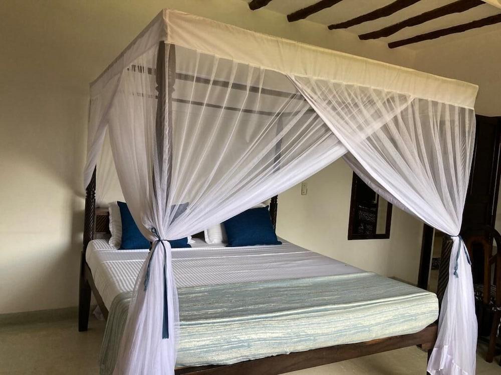 Queen K Cottages At Chrystal Homes